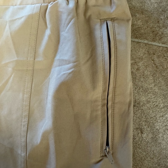 Old navy lightweight lounge or workout pant with zipper pockets - Picture 4 of 4
